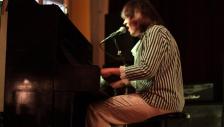 Harry Merry live achter de piano