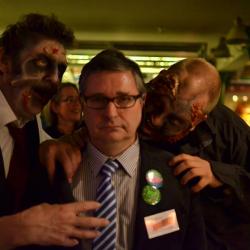 Wetenschapper aangevallen door Zombies Wetenschapper aangevallen door Zombies