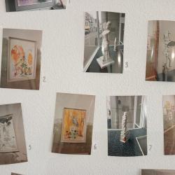 Sabine "Spip" de Graaf met foto's van het werk van John van Gils